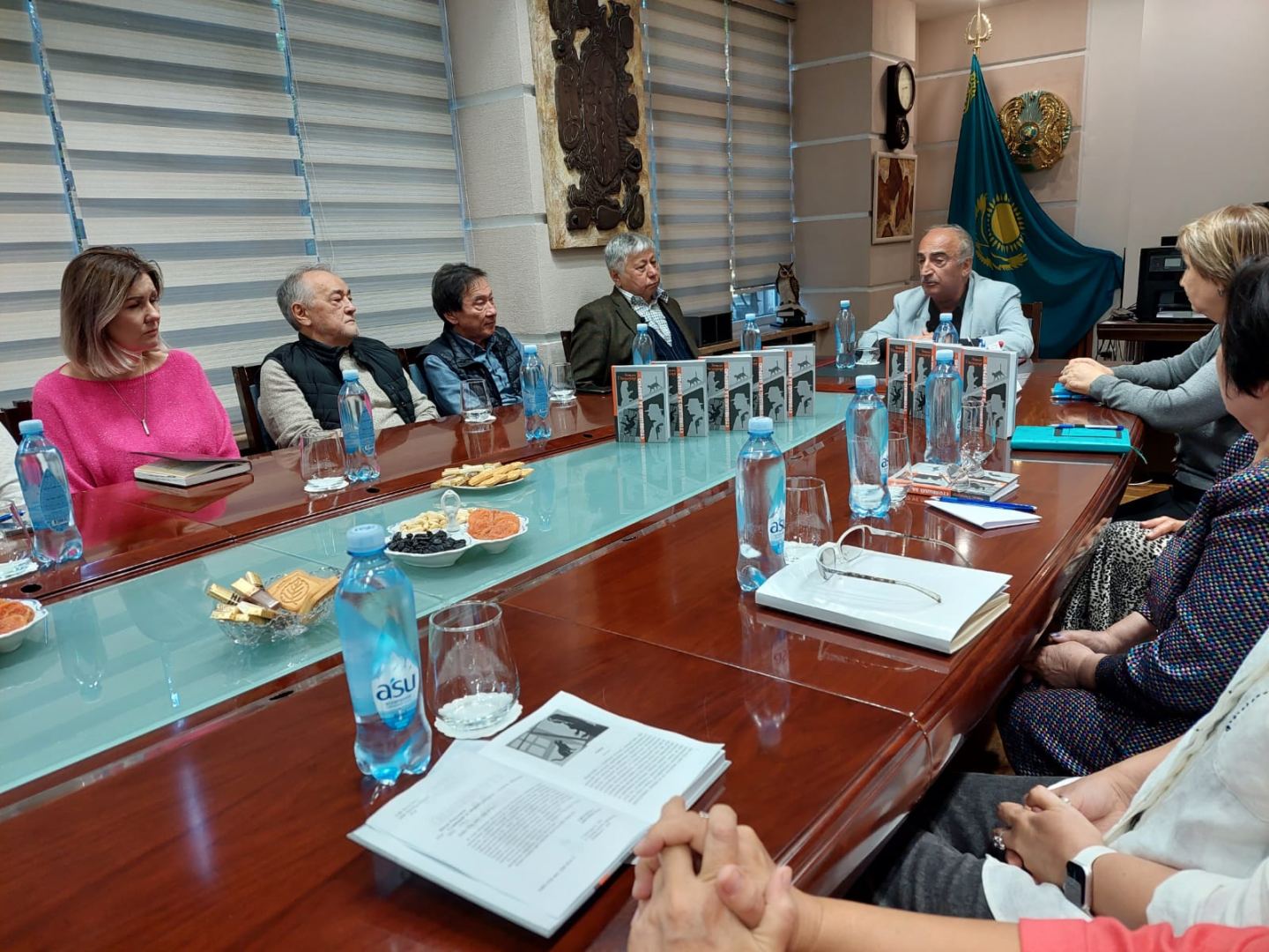 В Алматы прошла творческая встреча с азербайджанским писателем Натигом Расулзаде  (ФОТО)