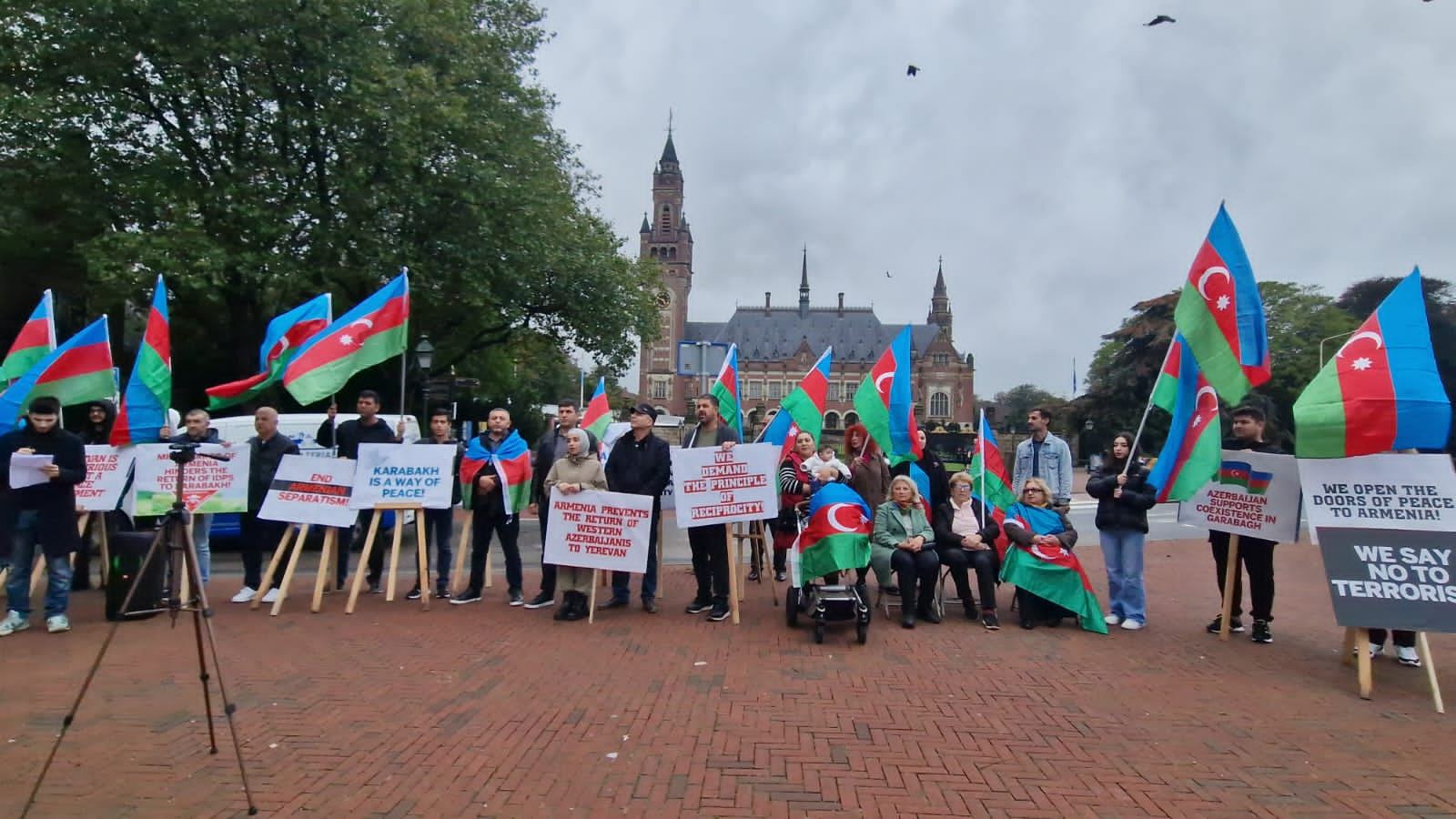 Перед зданием Международного суда прошла акция протеста азербайджанской общины (ФОТО/ВИДЕО)