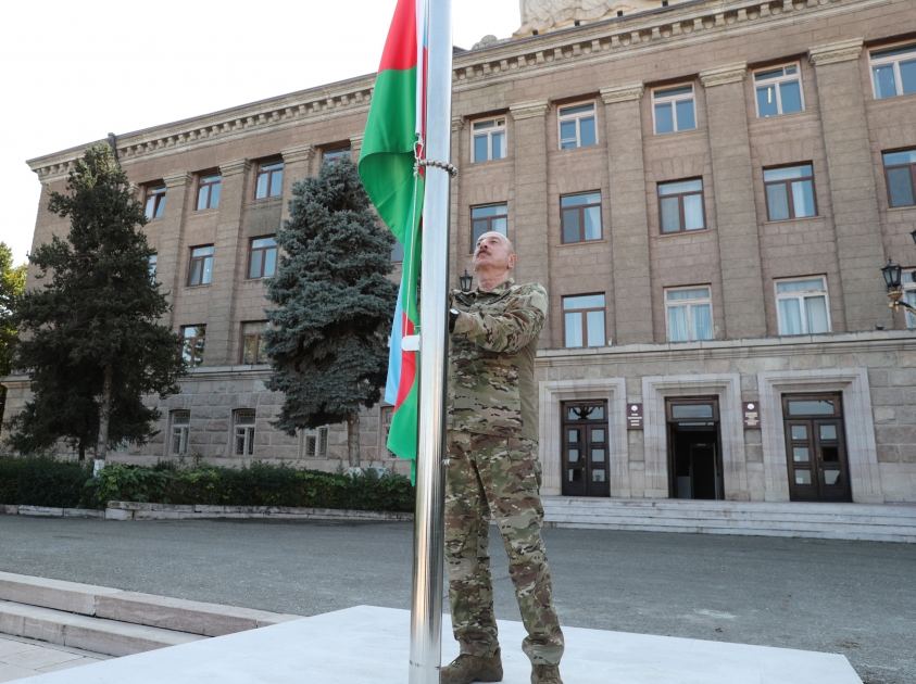 Президент Ильхам Алиев поднял Государственный флаг Азербайджанской Республики в городе Ханкенди и выступил с речью (ФОТО/ВИДЕО)