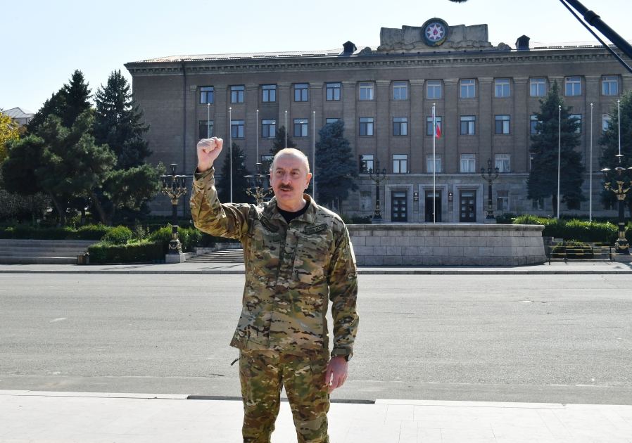 Президент Ильхам Алиев поднял Государственный флаг Азербайджанской Республики в городе Ханкенди и выступил с речью (ФОТО/ВИДЕО)