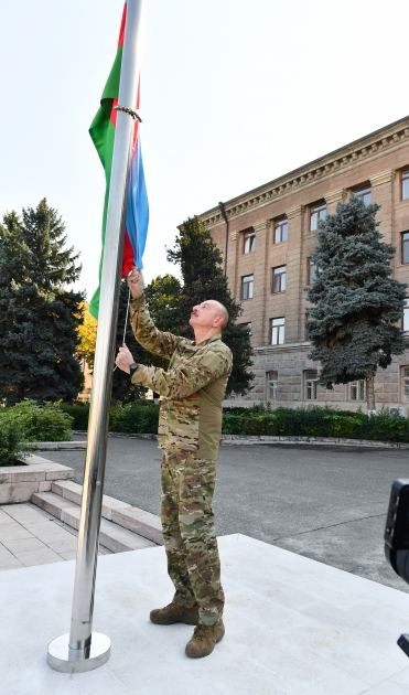 Президент Ильхам Алиев поднял Государственный флаг Азербайджанской Республики в городе Ханкенди и выступил с речью (ФОТО/ВИДЕО)