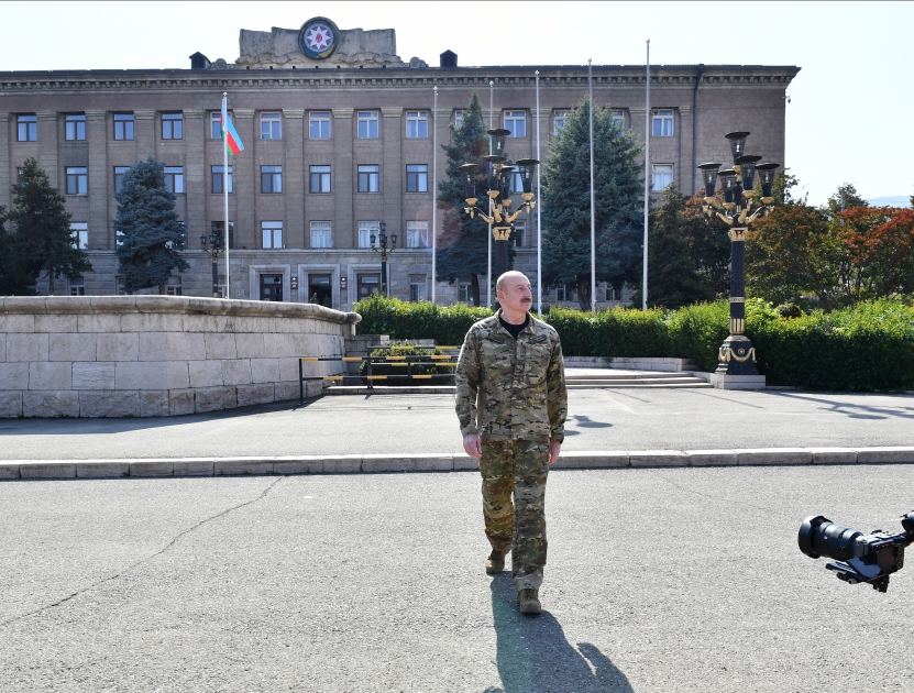 Президент Ильхам Алиев поднял Государственный флаг Азербайджанской Республики в городе Ханкенди и выступил с речью (ФОТО/ВИДЕО)