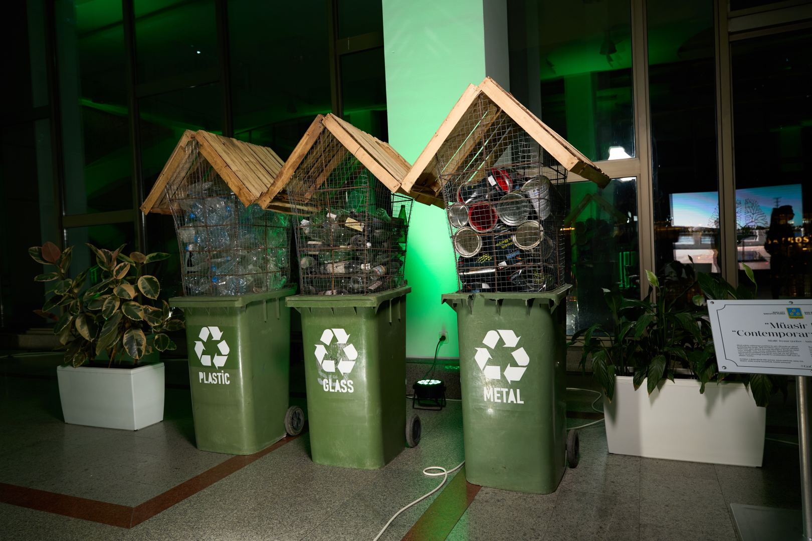 Издательский дом NARGIS представил новую выставку "Go Green" – удивительные инсталляции, созданные из отходов (ФОТО)
