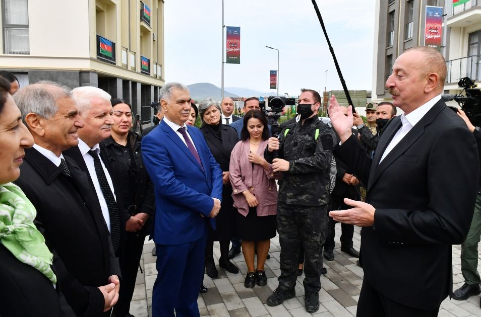 В «День города Физули» Президент Ильхам Алиев встретился с переселившимися в Физули жителями и представителями общественности района (ФОТО)