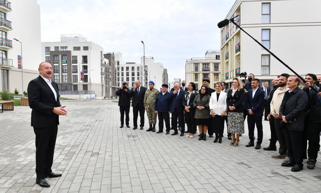 В «День города Физули» Президент Ильхам Алиев встретился с переселившимися в Физули жителями и представителями общественности района (ФОТО)