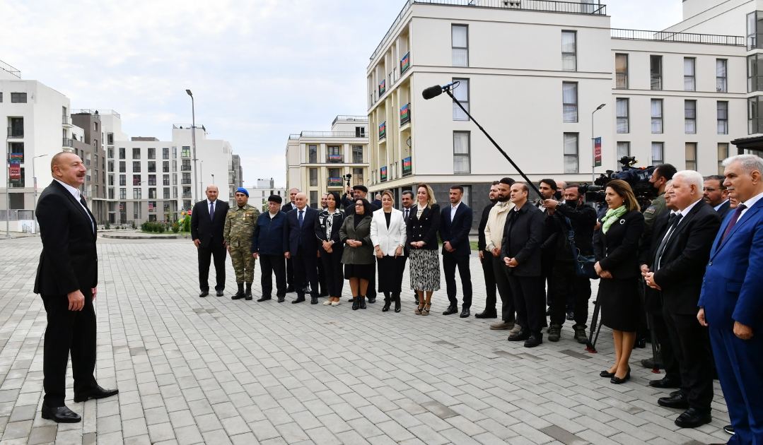 В «День города Физули» Президент Ильхам Алиев встретился с переселившимися в Физули жителями и представителями общественности района (ФОТО)