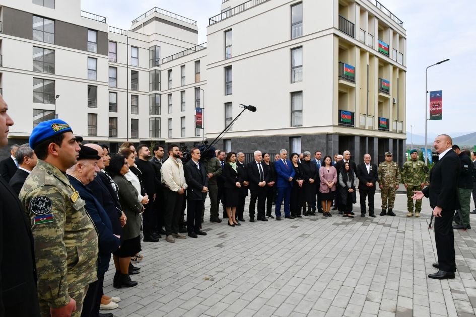 В «День города Физули» Президент Ильхам Алиев встретился с переселившимися в Физули жителями и представителями общественности района (ФОТО)