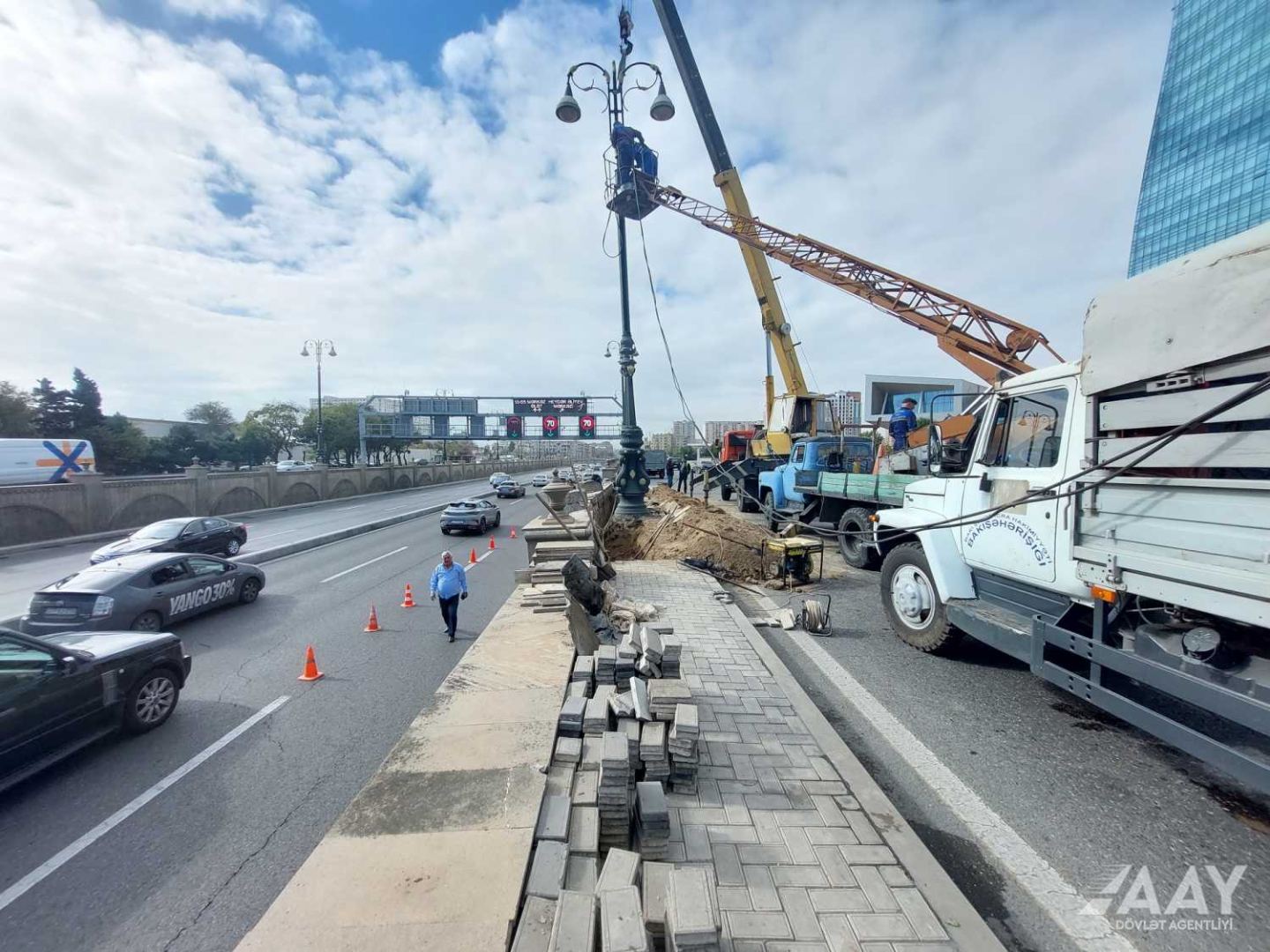 Начато восстановление разрушенной в результате аварии стены на проспекте Гейдара Алиева (ФОТО)