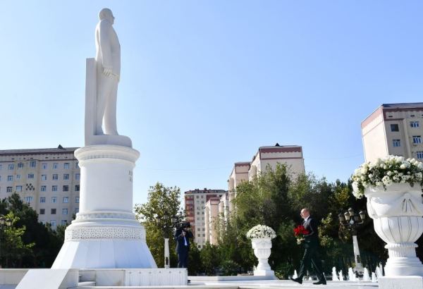 Президент Ильхам Алиев посетил памятник великому лидеру Гейдару Алиеву в городе Сумгайыт (ФОТО/ВИДЕО)