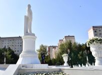 Президент Ильхам Алиев посетил памятник великому лидеру Гейдару Алиеву в городе Сумгайыт (ФОТО/ВИДЕО)