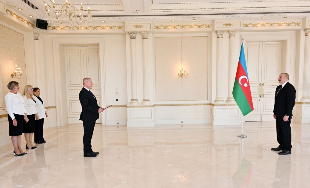 Президент Ильхам Алиев принял верительные грамоты новоназначенного посла Латвии в Азербайджане (ФОТО/ВИДЕО)