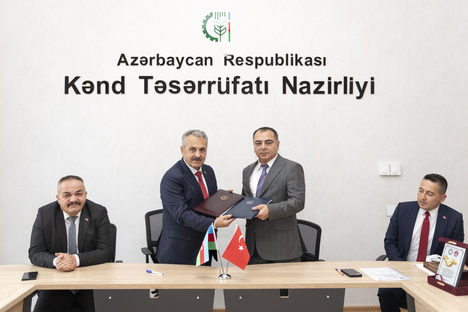 Azerbaijani Ministry of Agriculture talks on co-op prospects with Turkish trade union