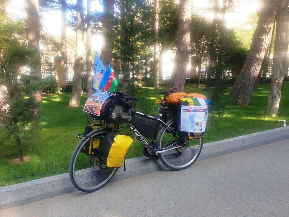 На велосипеде из Ташкента в Баку приехал Хурсанд Шеров, чтобы почтить память Муслима Магомаева (ФОТО)