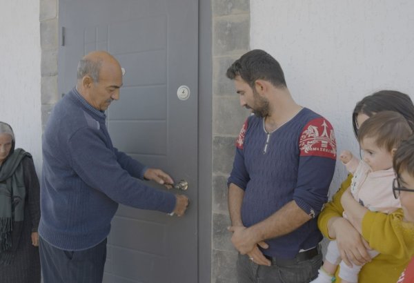 Очередным 25 семьям, переселенным в село Агалы Зангиланского района, вручены ключи от их домов (ФОТО)
