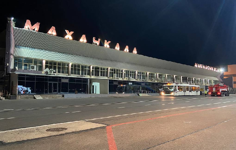 Аэропорт Махачкалы временно закрылся