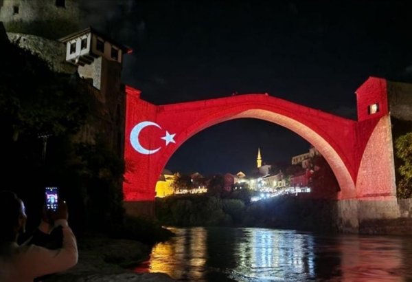 Исторический Старый мост в Боснии и Герцеговине окрасился в цвета турецкого флага