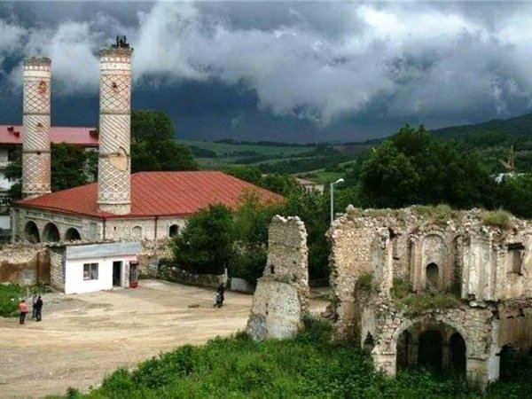 Началась поездка в Карабах международных путешественников