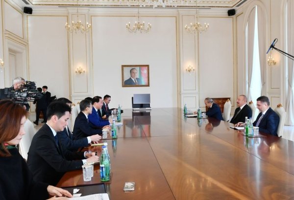 Президент Ильхам Алиев принял делегацию во главе с председателем Торгово-промышленной палаты Республики Корея