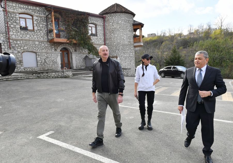 Президент Ильхам Алиев и Первая леди Мехрибан Алиева осмотрели Крепостную стену и прилегающую к ней территорию в городе Шуша (ФОТО)