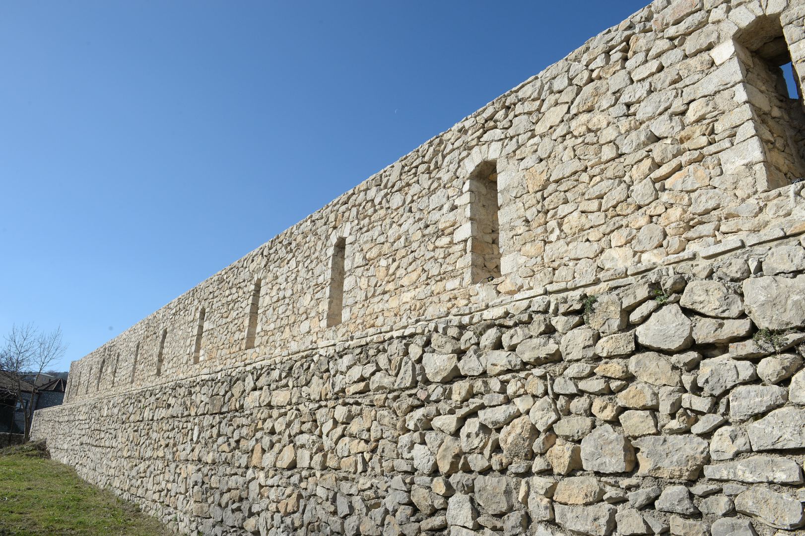 Президент Ильхам Алиев и Первая леди Мехрибан Алиева осмотрели Крепостную стену и прилегающую к ней территорию в городе Шуша (ФОТО)