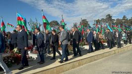 Азербайджанский народ чтит память своих героев на II Аллее шехидов (ФОТО)