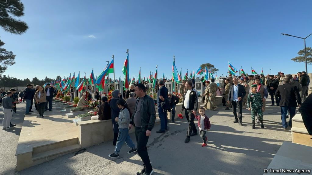 Азербайджанский народ чтит память своих героев на II Аллее шехидов (ФОТО)