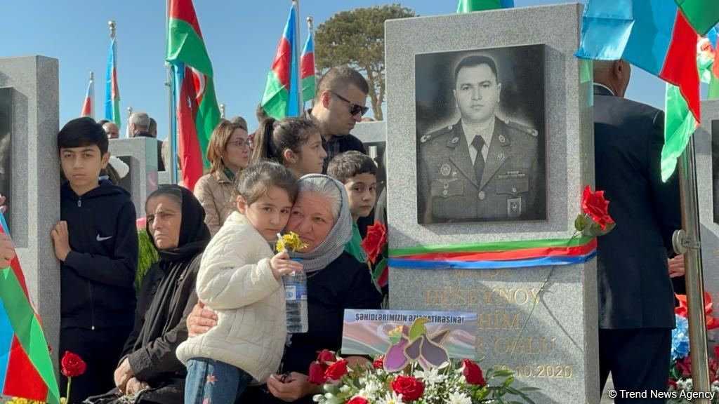 Azerbaijani people honor memory of heroes at Second Alley of Martyrs (PHOTO)