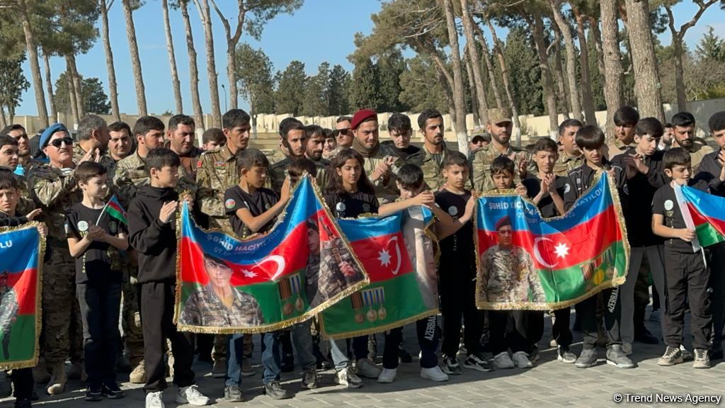 Azerbaijani people honor memory of heroes at Second Alley of Martyrs (PHOTO)