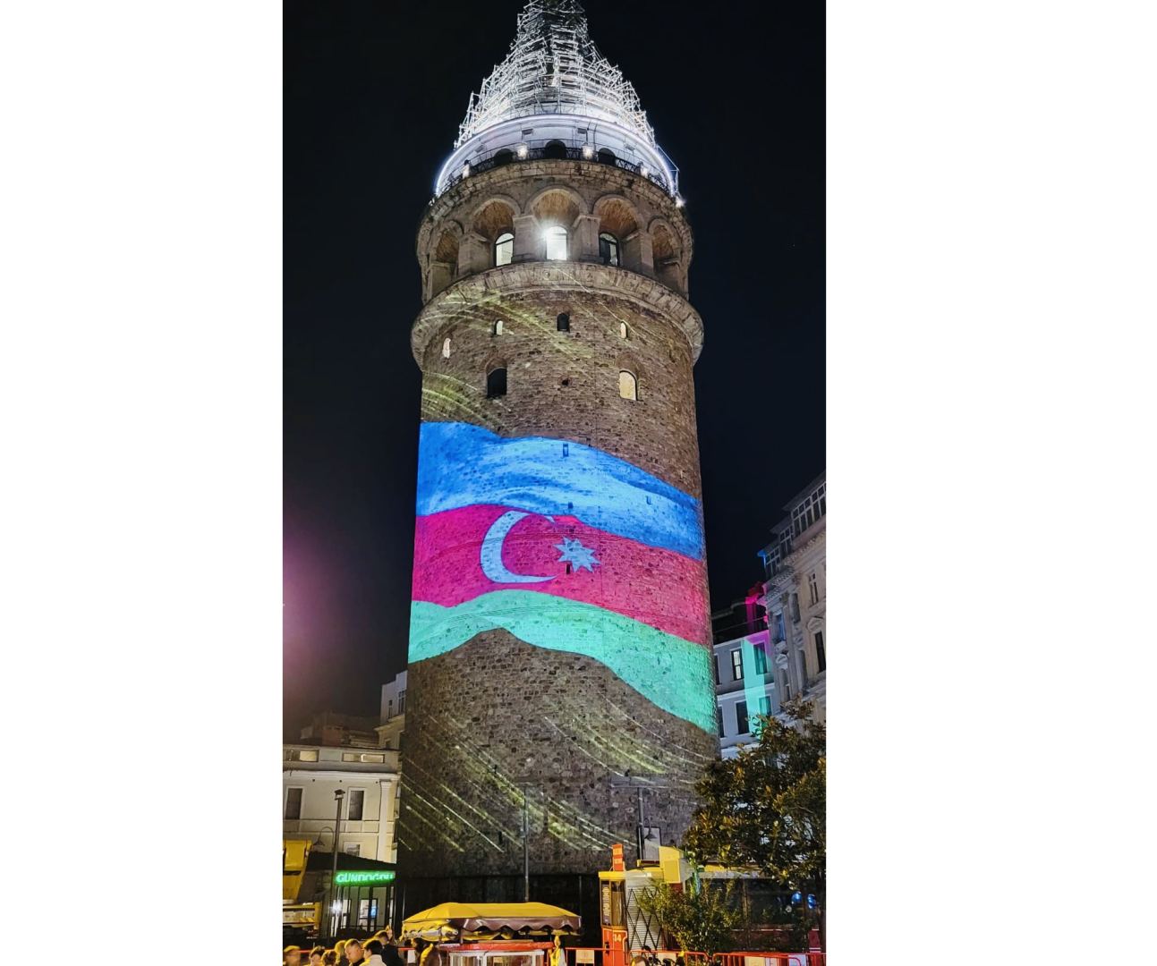 İstanbuldakı Qalata qülləsi Azərbaycan bayrağı rənglərində işıqlandırılıb (FOTO/VİDEO)