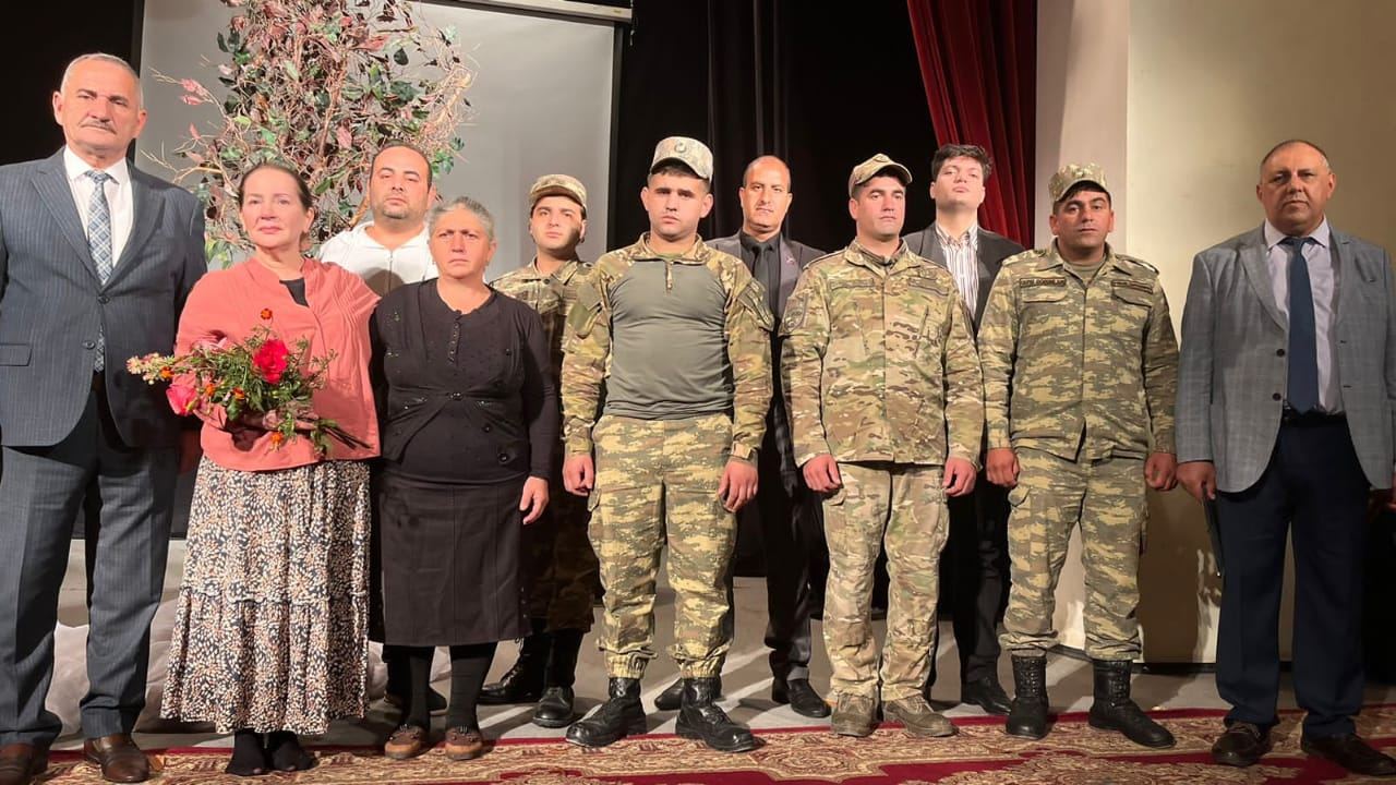 В Гузанлы представлен спектакль “İnanıram”, посвященный памяти шехидов и матерям героев Карабахской войны (ФОТО)