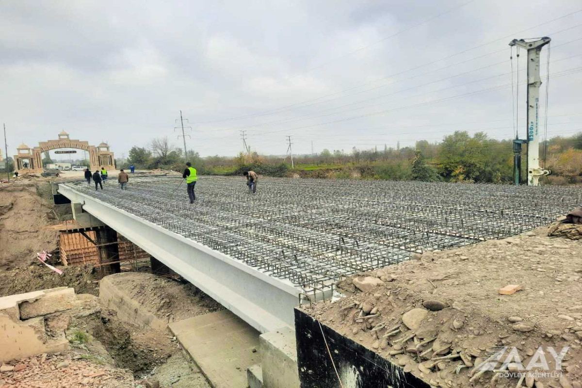 Продолжается строительство моста через реку Гудьялчай (ФОТО)