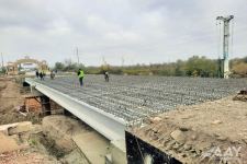 Продолжается строительство моста через реку Гудьялчай (ФОТО)