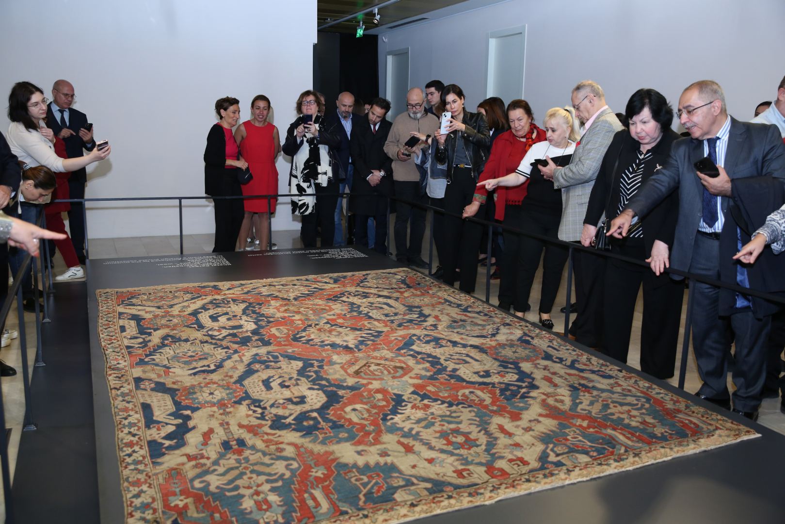 В Баку состоялась презентация Карабахского ковра "Хатаи" начала XVII века (ФОТО)