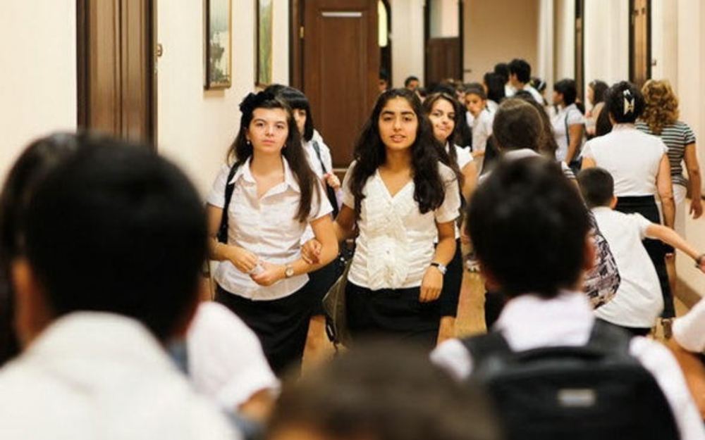 Одна из школ в Баку перешла на дистанционное обучение из-за кори