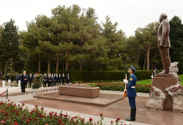 Президент Ирака посетил могилу великого лидера Гейдара Алиева (ФОТО)