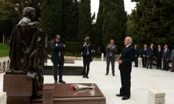 President of Iraq visits tomb of great leader Heydar Aliyev (PHOTO)