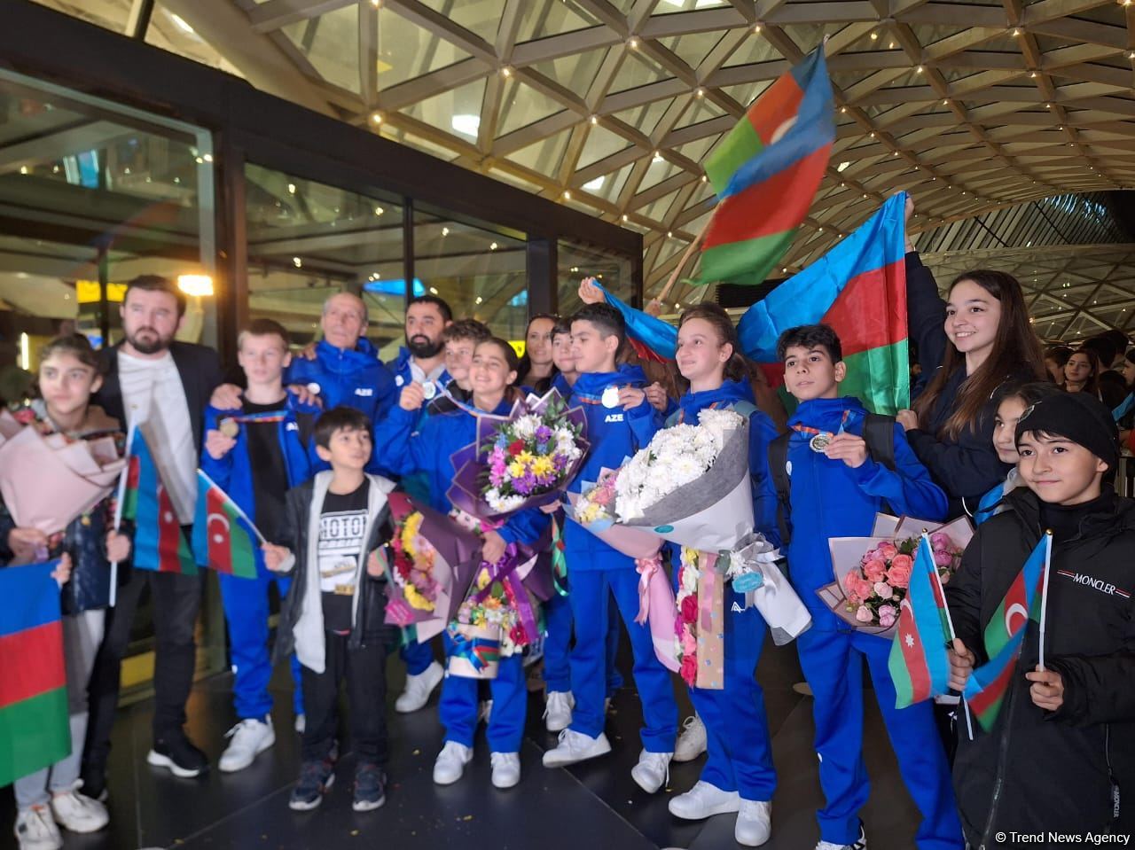 В Баку встретили азербайджанских гимнастов, завоевавших медали в Бирмингеме