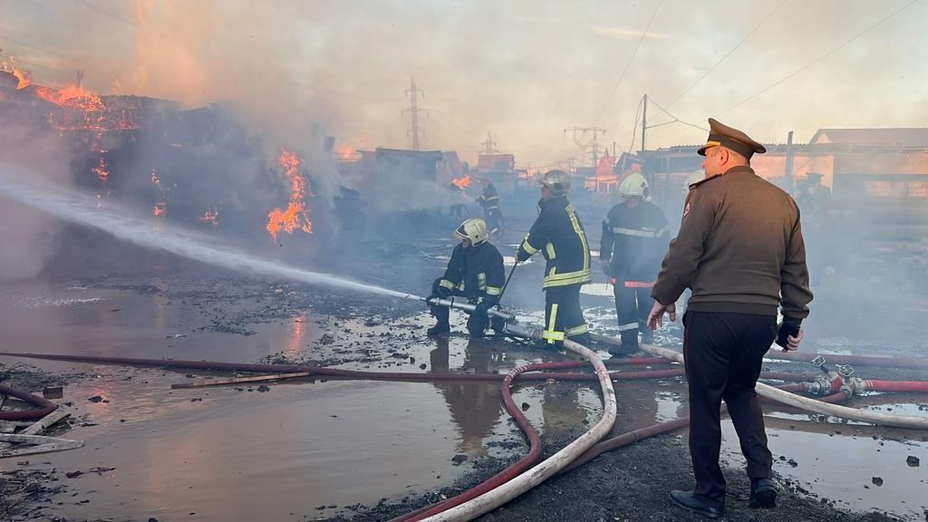 Потушены открытые очаги огня на рынке стройматериалов в Баку (Обновлено)