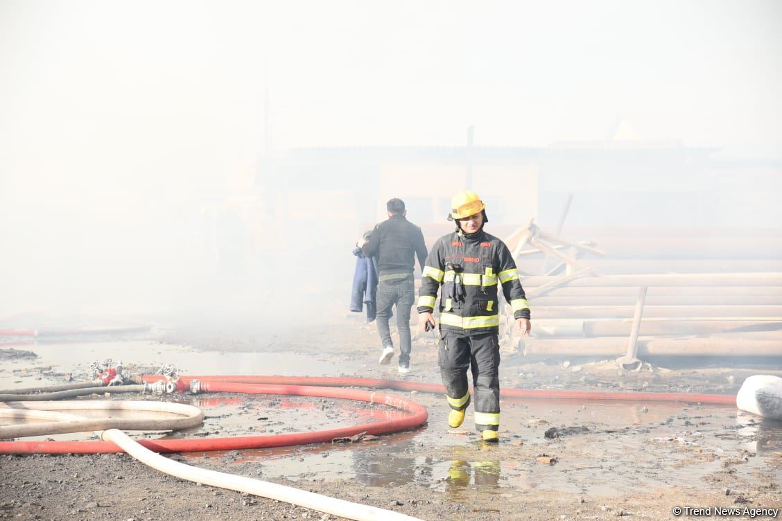 Кадры с горящего рынка стройматериалов в Баку (ФОТО)