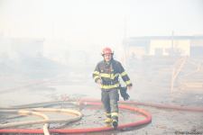 Кадры с горящего рынка стройматериалов в Баку (ФОТО)
