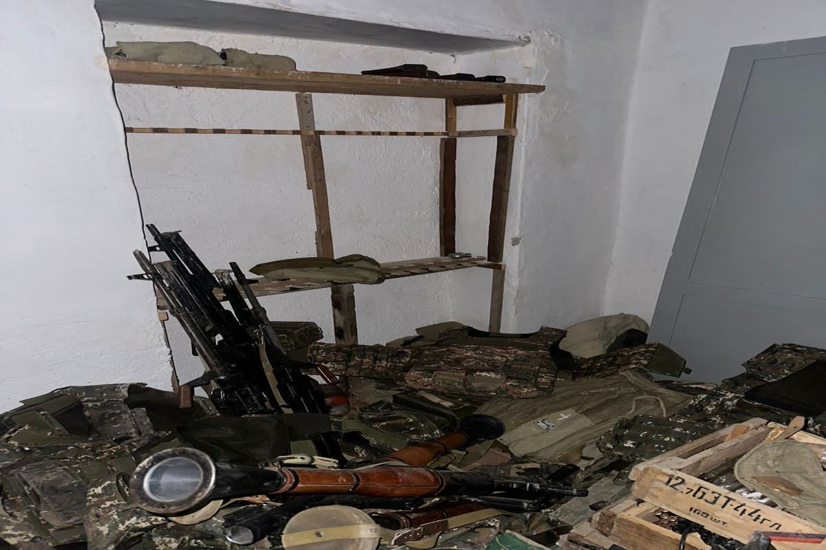 В одном из сел Ходжалы обнаружены оружие и боеприпасы в библиотеке (ФОТО)