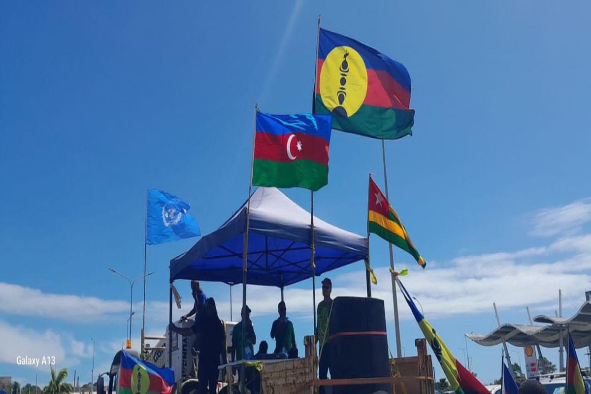 Anti-France protestors raise Azerbaijan's flag in New Caledonia (VIDEO)