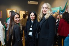 Какая красота! Произведения азербайджанских художников перенесены на шелк (ФОТО)