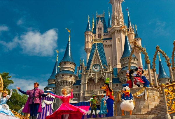 В Баку отметили 100-летие Disney – от Микки-Маусa до Мулана (ФОТО)