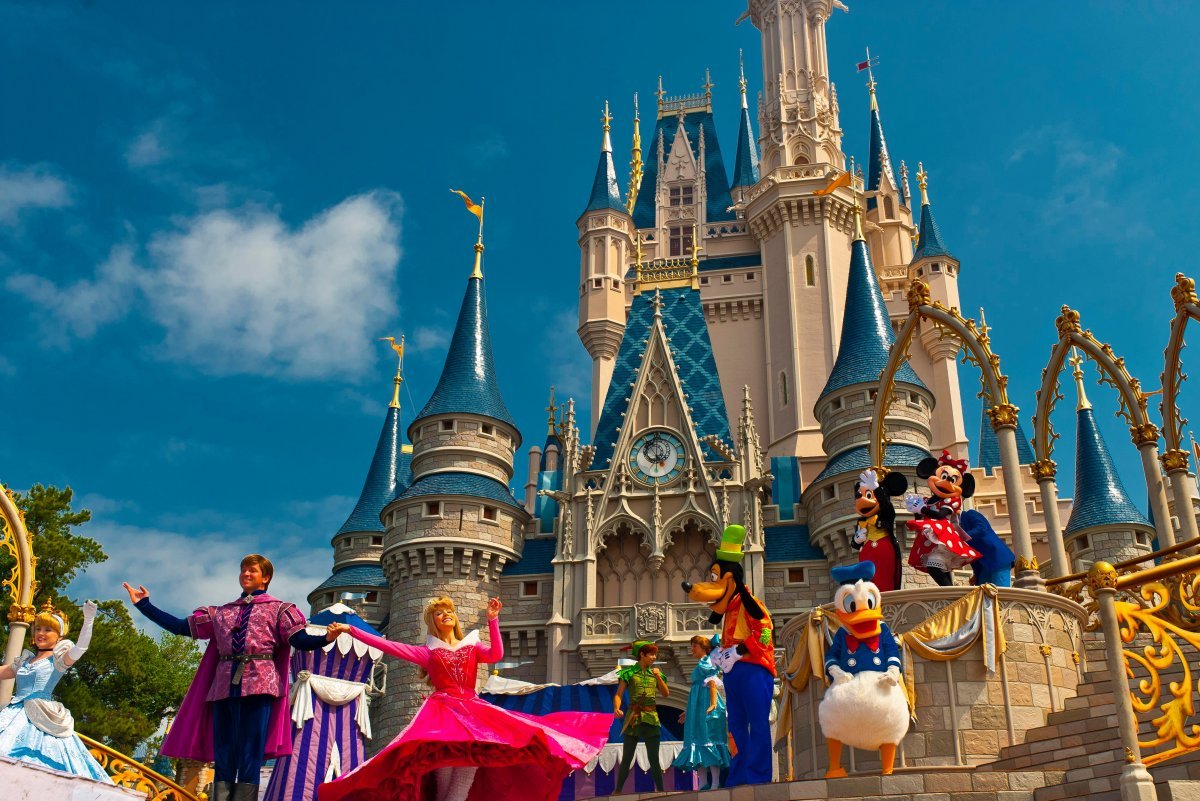 В Баку отметили 100-летие Disney – от Микки-Маусa до Мулана (ФОТО)