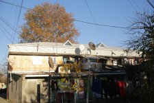 Xaçmaz rayonunda çoxmənzilli binaların dam örtükləri dəyişdirilir (FOTO)