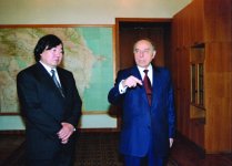 Образ азербайджанца нужно формировать на примерах таких исключительных фигур, как Гейдар Алиев - беседа Эльмиры Ахундовой с Олжасом Сулейменовым (ФОТО)