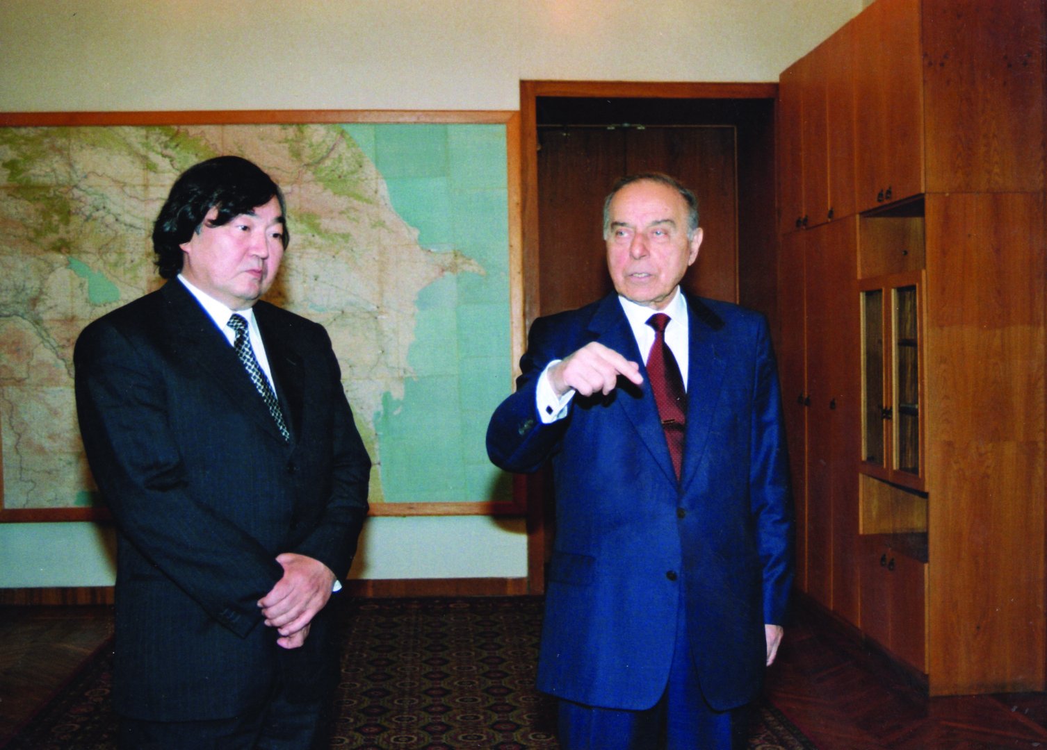 Образ азербайджанца нужно формировать на примерах таких исключительных фигур, как Гейдар Алиев - беседа Эльмиры Ахундовой с Олжасом Сулейменовым (ФОТО)