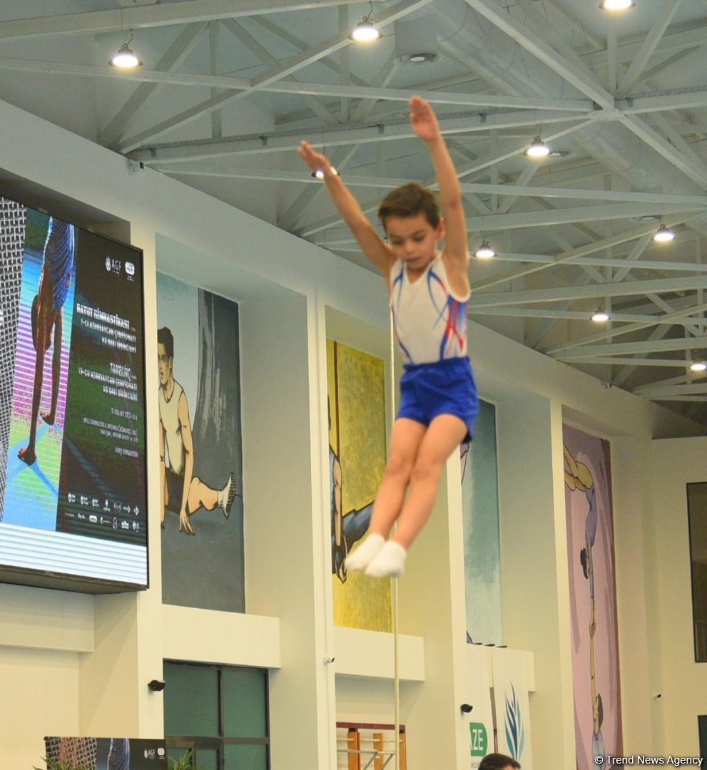 В Баку проходят соревнования чемпионата Азербайджана по прыжкам на батуте и акробатической дорожке (ФОТО)