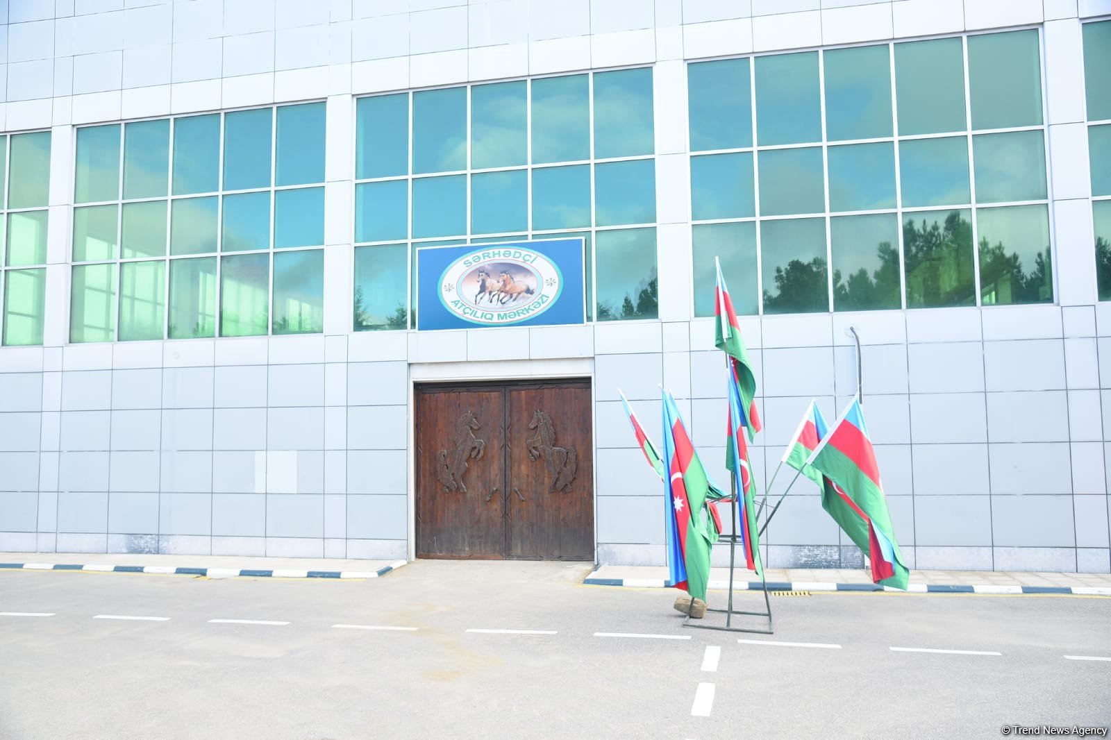 В Новханы состоялось открытие здания штаба конно-спортивного центра "Серхедчи" (ФОТО)